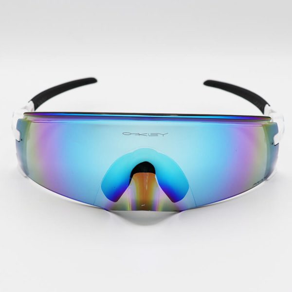 عکس از عینک ورزشی oakley با فریم مشکی و سفید رنگ، عدسی آینه ای و چند رنگ مدل 009455