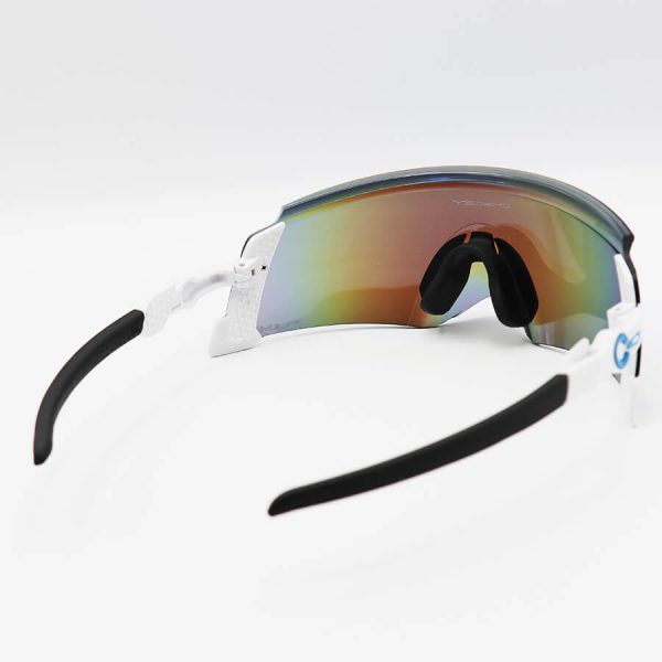 عکس از عینک ورزشی oakley با فریم مشکی و سفید رنگ، عدسی آینه ای و چند رنگ مدل 009455