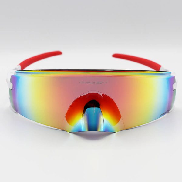 عکس از عینک ورزشی اوکلی با فریم سفید و قرمز رنگ، لنز آینه ای و چند رنگ مدل 009455
