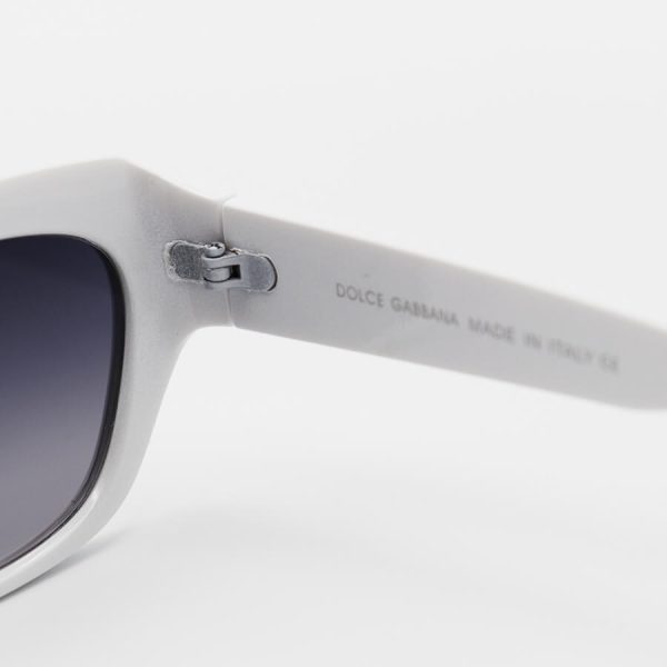 عکس از عینک آفتابی با فریم سفید رنگ، بیضی شکل و عدسی دودی سایه روشن دولچه گابانا مدل 6087