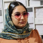 عکس از عینک آفتابی پلیس با فریم خلبانی و طلایی رنگ مدل 9639 بر روی صورت فاطمه ابراهیم زاده