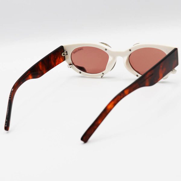 عکس از عینک آفتابی roberto cavalli با فریم بیضی شکل، کرمی رنگ، طرح مار و دسته قهوه ای مدل mar01
