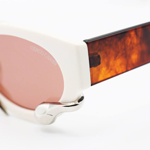 عکس از عینک آفتابی roberto cavalli با فریم بیضی شکل، کرمی رنگ، طرح مار و دسته قهوه ای مدل mar01