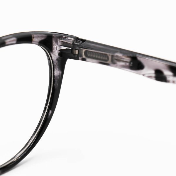 عکس از عینک مطالعه زنانه نزدیک بین با فریم مشکی دو رنگ و گربه ای شکل مدل xs5310