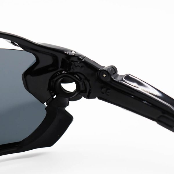 عکس از عینک ورزشی اوکلی با فریم مشکی رنگ، 5 کاور لنز قابل تعویض و تجهیزات کامل مدل oo9290-s2