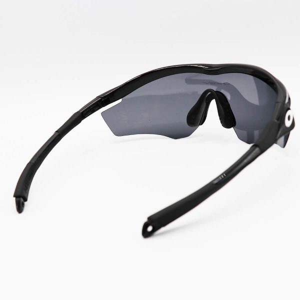 عکس از عینک ورزشی oakley با فریم مشکی براق، 5 کاور لنز قابل تعویض و تجهیزات کامل مدل oo9343-03