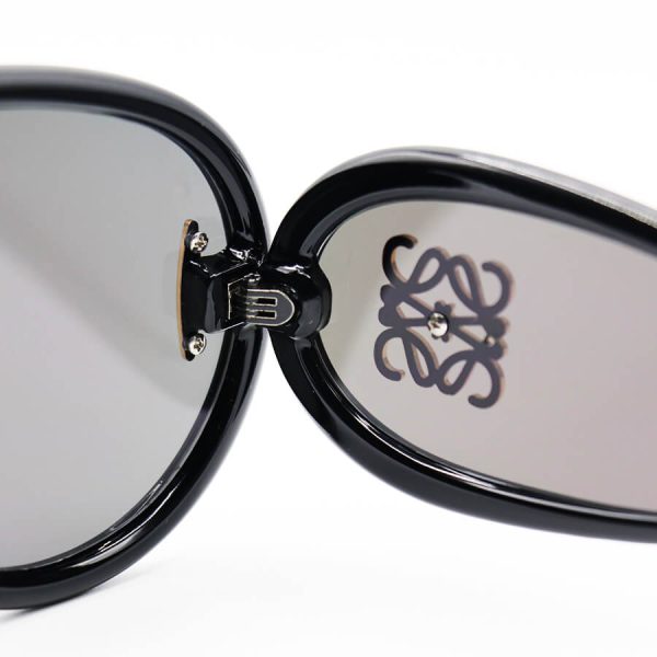 عکس از عینک آفتابی فانتزی با فریم مشکی رنگ، لنز آینه ای، آبی رنگ و دسته پهن loewe مدل 0239