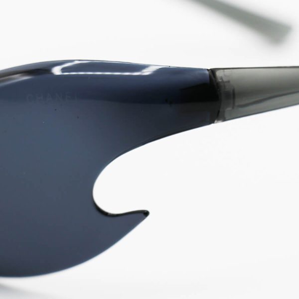 عکس از عینک آفتابی فانتزی chanel با فریم مشکی رنگ، عدسی دودی تیره و طرح نقاب مدل kh02