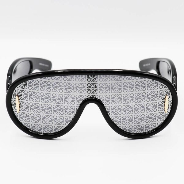 عکس از عینک آفتابی فانتزی با فریم مشکی رنگ، لنز آینه ای، نقره ای رنگ و دسته پهن loewe مدل 0239