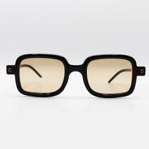 عکس از عینک آفتابی مستطیلی با فریم مشکی رنگ، دسته مدادی و لنز نارنجی MARC JACOBS مدل 8708