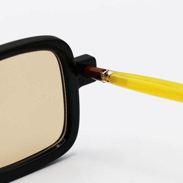 عکس از عینک آفتابی مستطیلی با فریم مشکی رنگ، دسته مدادی و لنز نارنجی marc jacobs مدل 8708