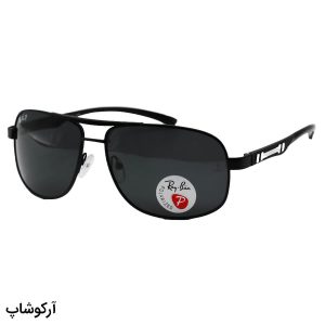 عکس از عینک آفتابی ری بن با فریم مستطیلی شکل، مشکی رنگ، و لنز دودی تیره و پلاریزه مدل P2336