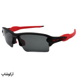عکس از عینک ورزشی پلاریزه اوکلی با فریم مشکی و قرمز رنگ و لنز دودی تیره با پک اصلی مدل oo9271-09