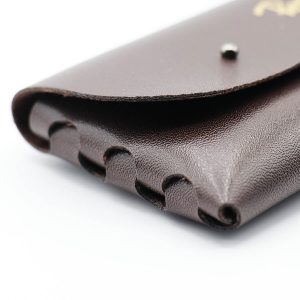 عکس از کیف عینک برند ریبن Ray-Ban مستطیلی شکل، از جنس چرم و قهوه ای رنگ مدل 992669