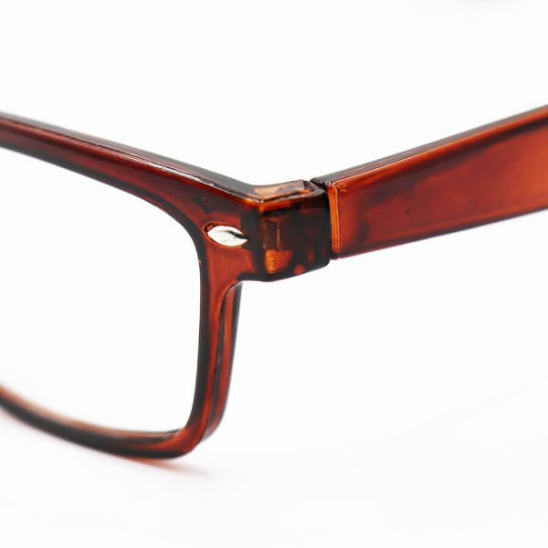 عکس از عینک مطالعه نزدیک بین با فریم قهوه ای رنگ، مستطیلی شکل و دسته پهن مدل xl277