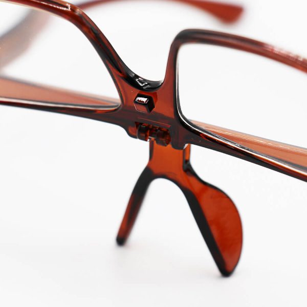 عکس از عینک مطالعه نزدیک بین با فریم رنگ قهوه ای، طرح رو عینکی و دسته فنردار مدل zy8829
