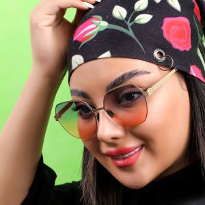 عکس از عینک آفتابی آیس برلین با فریم جنس تیتانیوم، شکل پروانه ای و لنز یووی 400 مدل PS18027 بر روی صورت مدل