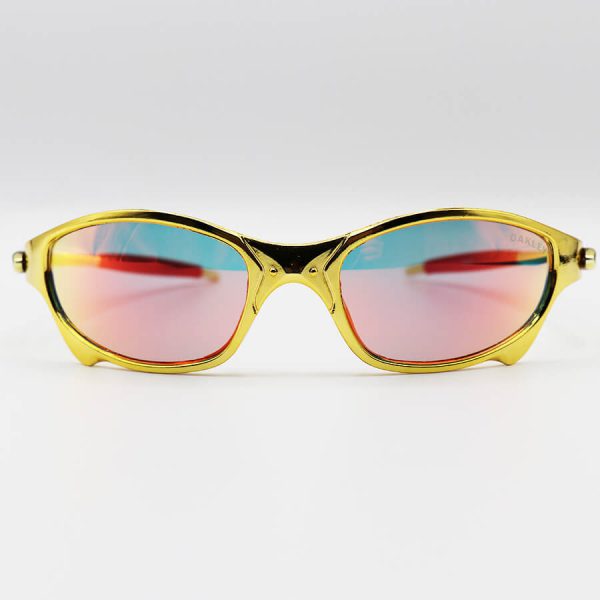 عکس از عینک آفتابی oakley با فریم طلایی رنگ، لنز آینه ای و قرمز رنگ (سایز بزرگ) مدل w2236