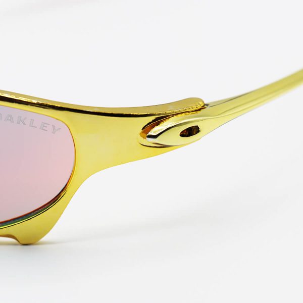 عکس از عینک آفتابی oakley با فریم طلایی رنگ، لنز آینه ای و قرمز رنگ (سایز بزرگ) مدل w2236