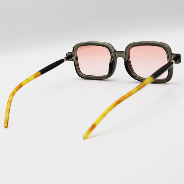 عکس از عینک آفتابی مستطیلی با فریم طوسی رنگ، دسته مدادی و لنز صورتی هایلایت مارک جیکوبز مدل 8708