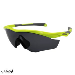 عکس از عینک ورزشی OAKLEY با فریم سبز رنگ، 5 کاور لنز قابل تعویض و تجهیزات کامل مدل OO9343-09