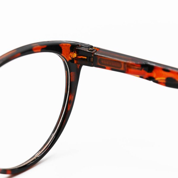 عکس از عینک مطالعه زنانه نزدیک بین با فریم قهوه ای تیره، پلنگی و گربه ای شکل مدل xs5310