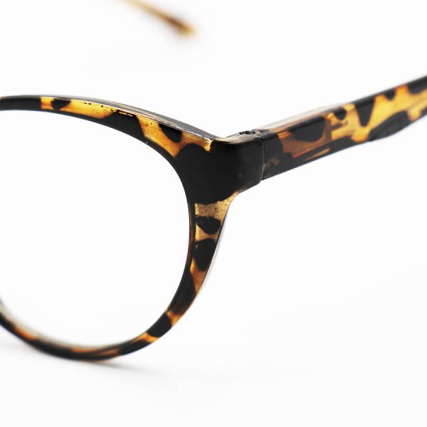 عکس از عینک مطالعه زنانه نزدیک بین با فریم قهوه ای روشن، دو رنگ و گربه ای شکل مدل xs5310