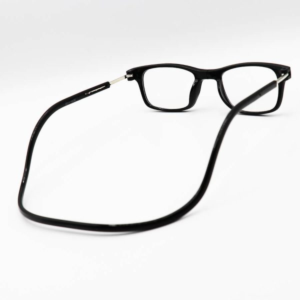 عکس از عینک مطالعه نزدیک بین با فریم مگنتی و آهنربایی، مشکی رنگ و رو گردنی مدل 221