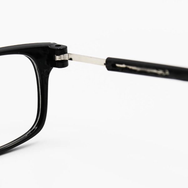 عکس از عینک مطالعه نزدیک بین با فریم مگنتی و آهنربایی، مشکی رنگ و رو گردنی مدل 221