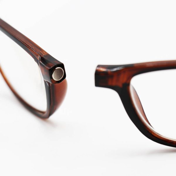 عکس از عینک مطالعه نزدیک بین با فریم مگنتی و آهنربایی، قهوه ای رنگ و رو گردنی مدل 221