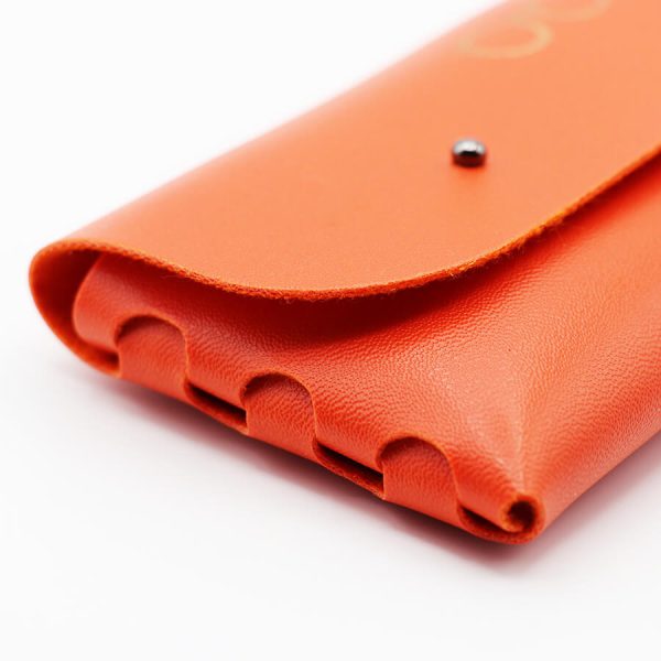 عکس از کیف عینک مستطیلی شکل، از جنس چرمی و نارنجی رنگ مدل 992667