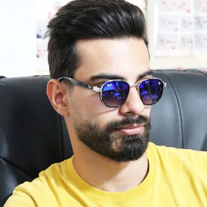 عکس از عینک آفتابی چندضلعی ریبن و فراری مدل 3674 بر روی صورت محمدحسین ابراهیم زاده