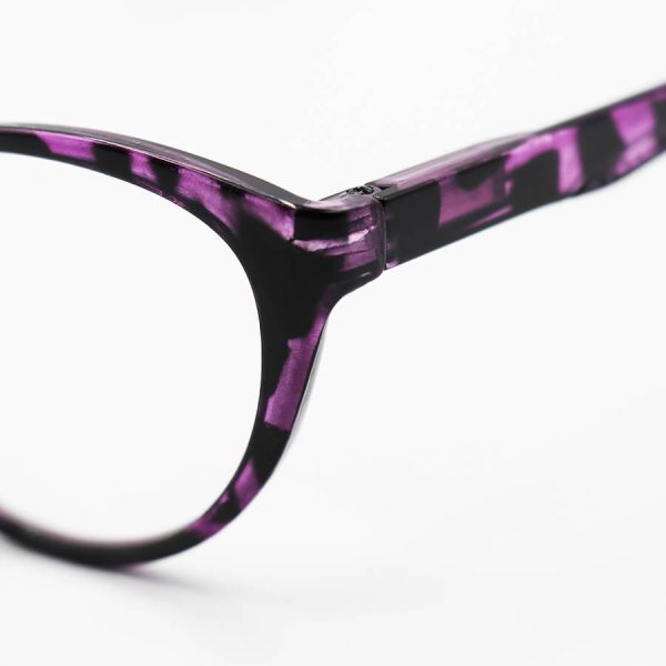 عکس از عینک مطالعه زنانه نزدیک بین با فریم بنفش دو رنگ و گربه ای شکل مدل xs5310