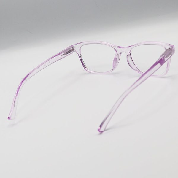 عکس از عینک مطالعه نزدیک بین با فریم بنفش رنگ، مستطیلی شکل و دسته فنری مدل 8987