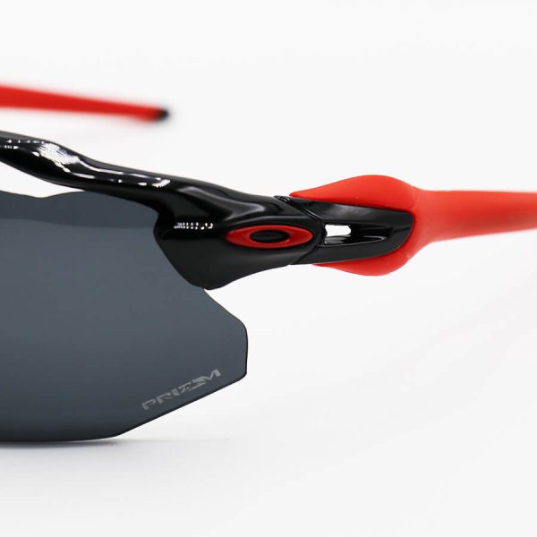 عکس از عینک ورزشی اوکلی با فریم مشکی و قرمز، 5 کاور لنز قابل تعویض و تجهیزات کامل مدل oo9442-0638