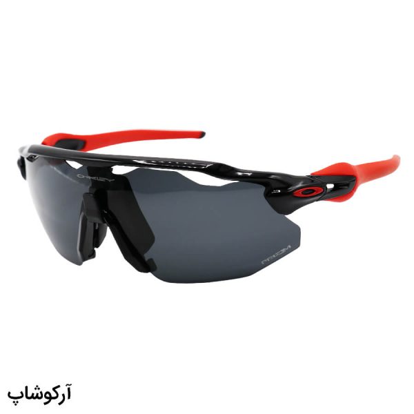 عکس از عینک ورزشی اوکلی با فریم مشکی و قرمز، 5 کاور لنز قابل تعویض و تجهیزات کامل مدل oo9442-0638