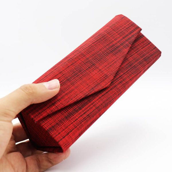 عکس از کیف عینک کتابی و مثلثی شکل با رنگ قرمز (تاشو) مدل 992683
