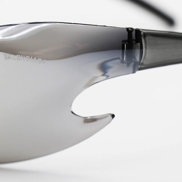 عکس از عینک آفتابی فانتزی balenciaga با فریم نقره ای رنگ، عدسی آینه ای و طرح نقاب مدل kh01