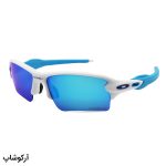 عکس از عینک ورزشی پلاریزه OAKLEY با فریم سفید و آبی رنگ و لنز آینه ای و پک اصلی مدل OO9271-09