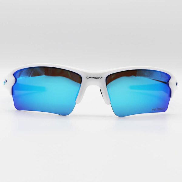 عکس از عینک ورزشی پلاریزه oakley با فریم سفید و آبی رنگ و لنز آینه ای و پک اصلی مدل oo9271-09
