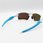 عکس از عینک ورزشی پلاریزه OAKLEY با فریم سفید و آبی رنگ و لنز آینه ای و پک اصلی مدل OO9271-09