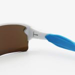 عکس از عینک ورزشی پلاریزه OAKLEY با فریم سفید و آبی رنگ و لنز آینه ای و پک اصلی مدل OO9271-09