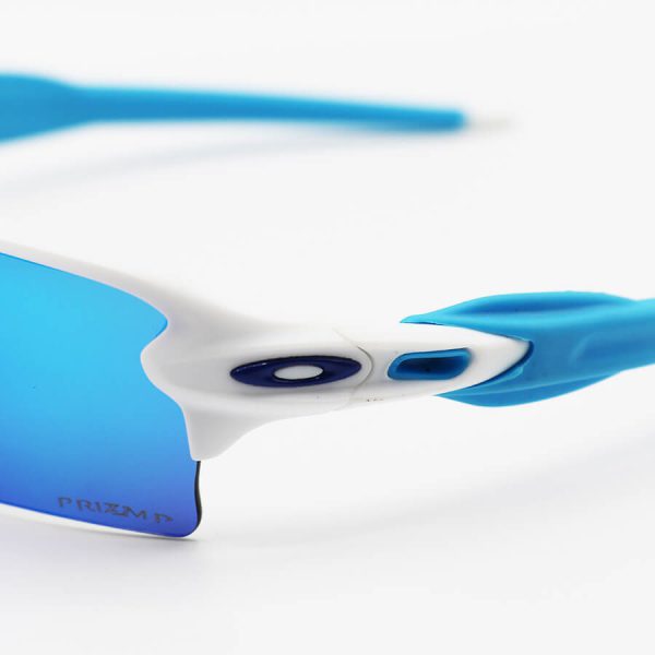 عکس از عینک ورزشی پلاریزه oakley با فریم سفید و آبی رنگ و لنز آینه ای و پک اصلی مدل oo9271-09