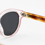 عکس از عینک آفتابی پلاریزه Carrera با فریم گرد، بی رنگ، لنز دودی تیره، دسته قهوه ای و سیم دار مدل P581006