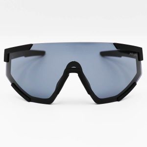 عکس از عینک ورزشی با فریم رنگ مشکی مات و عدسی دودی تیره برند PRADA مدل ZS2316