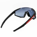 عکس از عینک ورزشی با فریم رنگ مشکی مات و عدسی دودی تیره برند PRADA مدل ZS2316