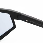 عکس از عینک ورزشی با فریم رنگ مشکی مات و عدسی دودی تیره برند PRADA مدل ZS2316