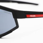 عکس از عینک ورزشی با فریم رنگ مشکی مات و عدسی دودی تیره برند PRADA مدل ZS2316