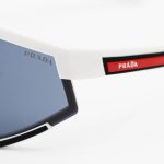 عکس از عینک ورزشی با فریم رنگ سفید مات و عدسی دودی تیره برند PRADA مدل ZS2316