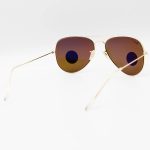 عکس از عینک آفتابی خلبانی Ray-Ban با فریم طلایی، لنز سنگ، قهوه ای رنگ، آنتی رفلکس و پلاریزه مدل 3026-S62